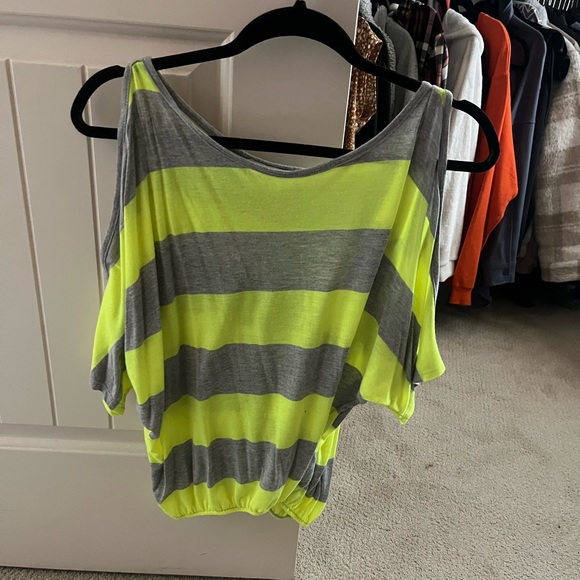 Open shoulder striped top! - Picture 3 of 3